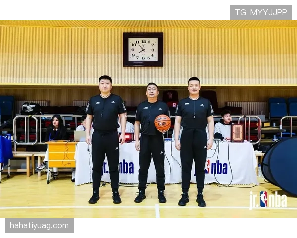 篮球比赛中裁判如何协商判罚流程以避免误判